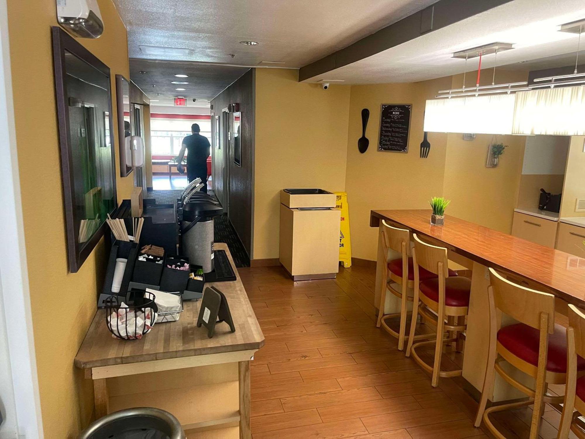 坦帕北弗莱彻i-75州际公路广场套房酒店 谭坡特里斯 外观 照片